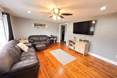 House in Clearwater, Florida 4 bedrooms, 186.18 sq.m. № 1771390 - photo 3