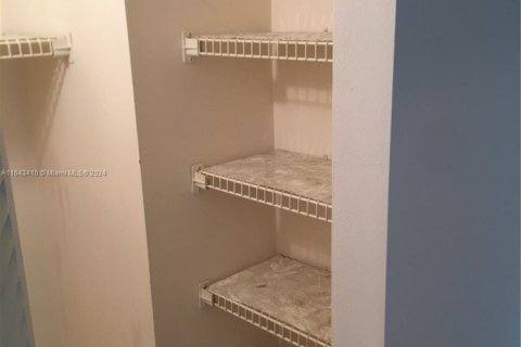 Condo in North Lauderdale, Florida, 1 bedroom  № 1937745 - photo 24