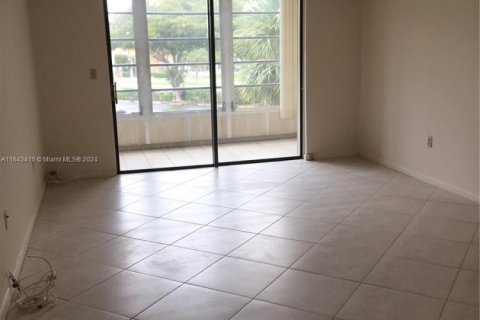 Condo in North Lauderdale, Florida, 1 bedroom  № 1937745 - photo 6