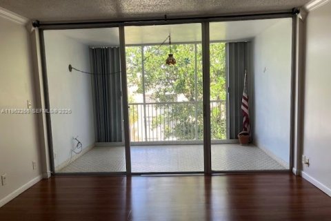 Condo in Miami, Florida, 2 bedrooms  № 2024208 - photo 11