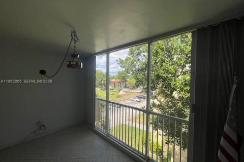 Condo in Miami, Florida, 2 bedrooms  № 2024208 - photo 12