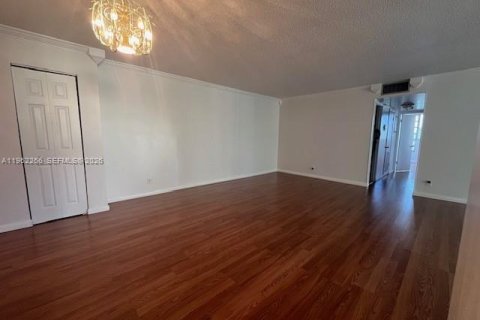 Condo in Miami, Florida, 2 bedrooms  № 2024208 - photo 7