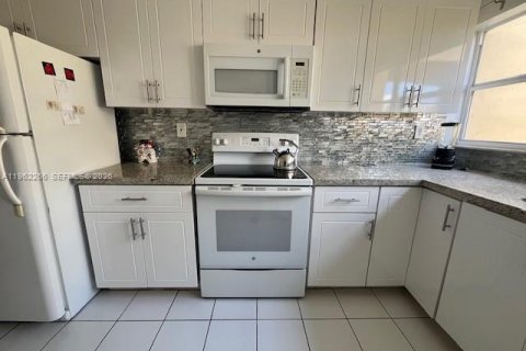 Condo in Miami, Florida, 2 bedrooms  № 2024208 - photo 4