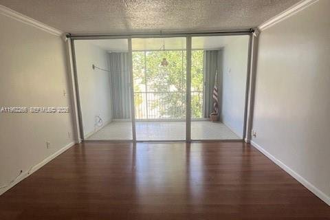 Condo in Miami, Florida, 2 bedrooms  № 2024208 - photo 9