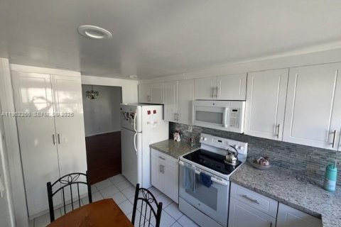 Condo in Miami, Florida, 2 bedrooms  № 2024208