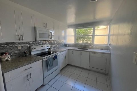 Condo in Miami, Florida, 2 bedrooms  № 2024208 - photo 3