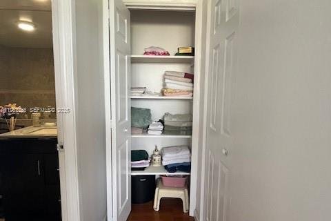 Condo in Miami, Florida, 2 bedrooms  № 2024208 - photo 27