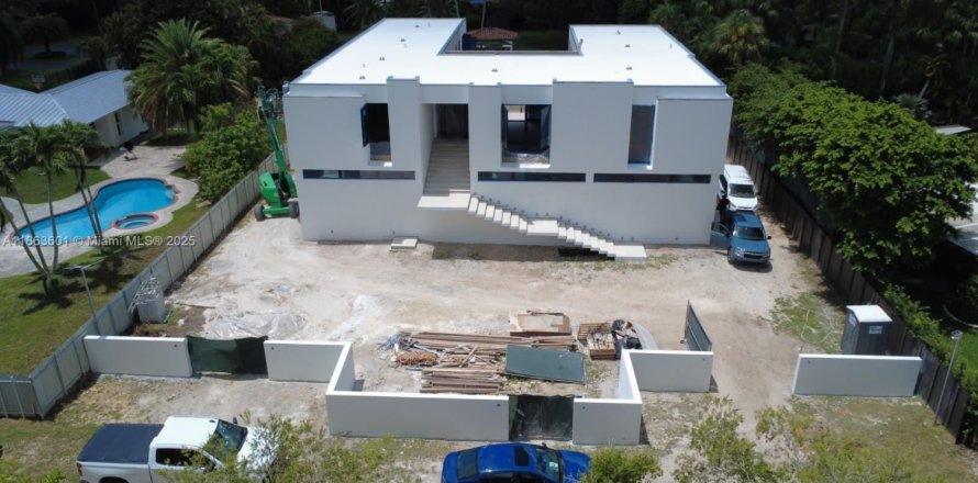 House in Miami, Florida 6 bedrooms, 891.86 sq.m. № 1891870