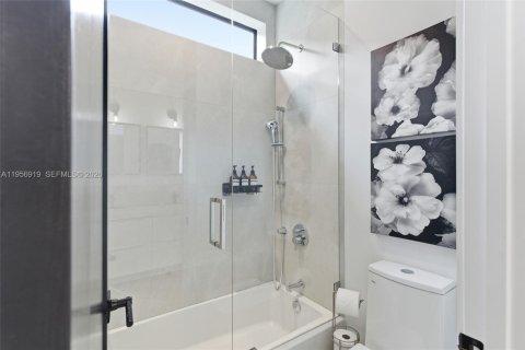 Touwnhouse à vendre à Miami, Floride: 3 chambres, 154.31 m2 № 2153738 - photo 27