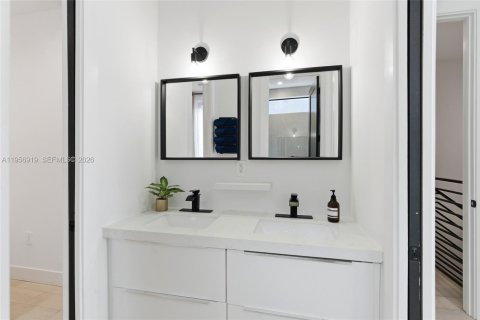 Touwnhouse à vendre à Miami, Floride: 3 chambres, 154.31 m2 № 2153738 - photo 26
