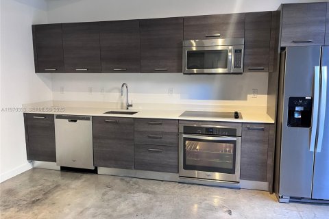 Condo in Miami, Florida, 1 bedroom  № 2032057 - photo 7