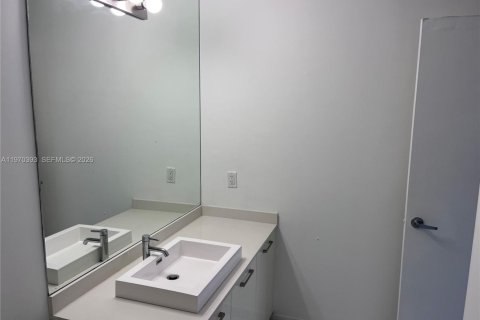 Condo in Miami, Florida, 1 bedroom  № 2032057 - photo 11