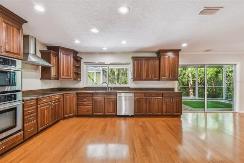 House in Tampa, Florida 4 bedrooms, 221.39 sq.m. № 1854369 - photo 12