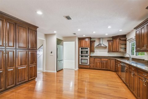House in Tampa, Florida 4 bedrooms, 221.39 sq.m. № 1854369 - photo 3