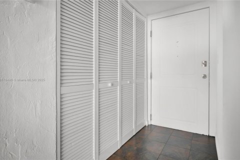 Купить кондоминиум в Майами, Флорида 1 спальня, 64.94м2, № 1928693 - фото 11