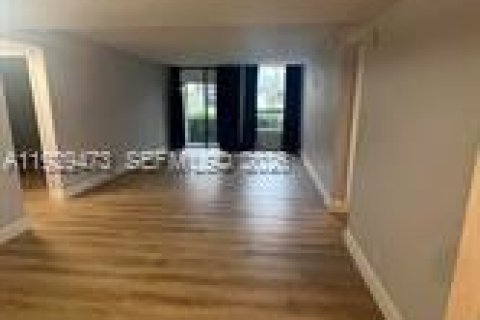 Condo in Tamarac, Florida, 2 bedrooms  № 1995899 - photo 8