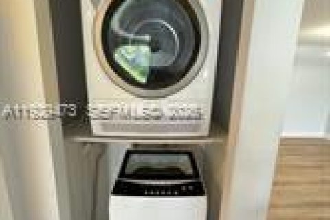 Condo in Tamarac, Florida, 2 bedrooms  № 1995899 - photo 11