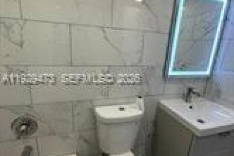 Condo in Tamarac, Florida, 2 bedrooms  № 1995899 - photo 18