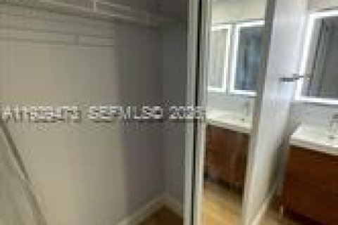 Condo in Tamarac, Florida, 2 bedrooms  № 1995899 - photo 6