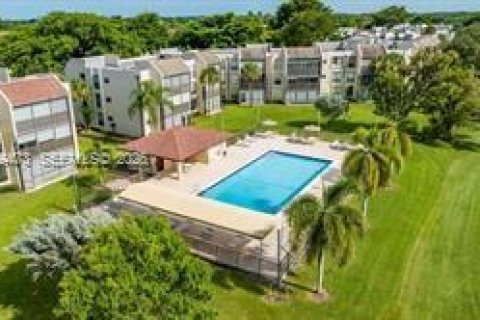 Condo in Tamarac, Florida, 2 bedrooms  № 1995899 - photo 2