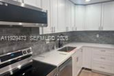 Condo in Tamarac, Florida, 2 bedrooms  № 1995899 - photo 4