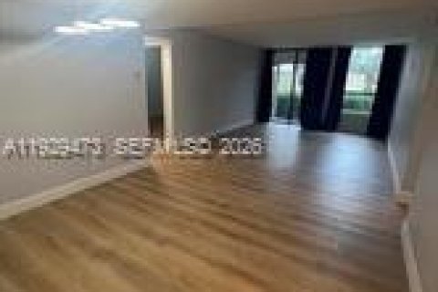 Condo in Tamarac, Florida, 2 bedrooms  № 1995899 - photo 9