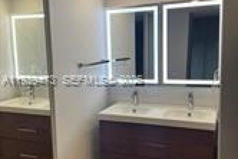 Condo in Tamarac, Florida, 2 bedrooms  № 1995899 - photo 15