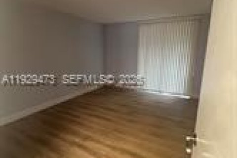 Condo in Tamarac, Florida, 2 bedrooms  № 1995899 - photo 10