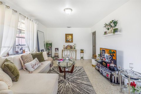 Propiedad comercial en venta en Miami, Florida, 195.56 m2 № 1697631 - foto 4