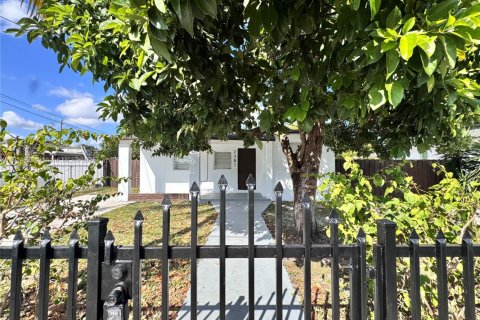 Купить виллу или дом в Майами-Гарденс, Флорида 3 спальни, 73.21м2, № 1972853 - фото 1