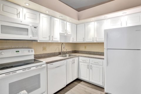 Condominio en alquiler en Tamarac, Florida, 2 dormitorios, 76.83 m2 № 2010453 - foto 4