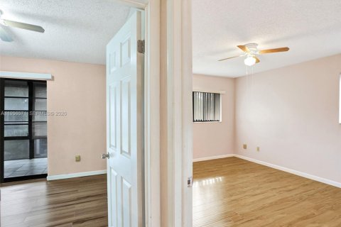 Condominio en alquiler en Tamarac, Florida, 2 dormitorios, 76.83 m2 № 2010453 - foto 13