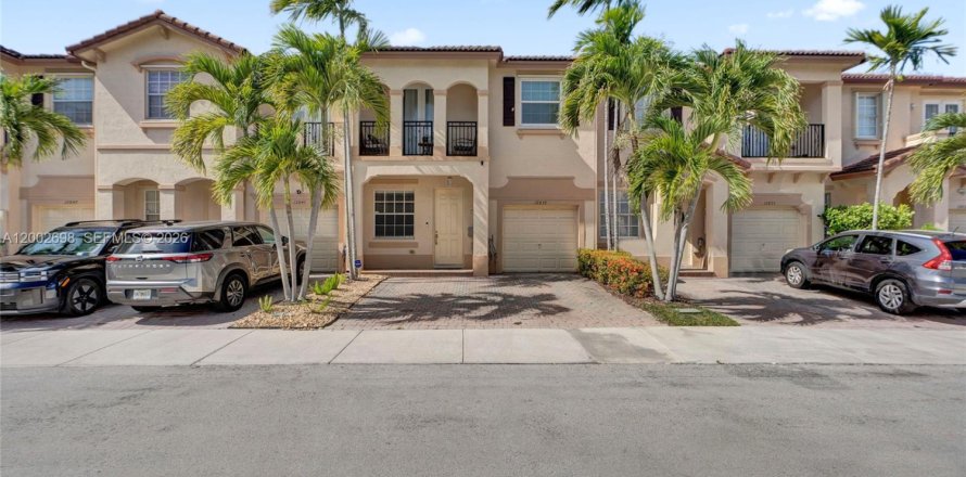 Townhouse in Miami, Florida 3 bedrooms, 163.32 sq.m. № 2066570
