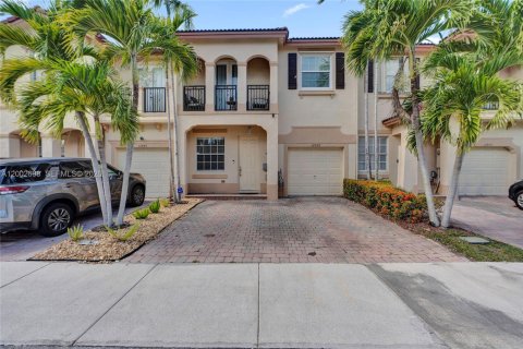 Townhouse in Miami, Florida 3 bedrooms, 163.32 sq.m. № 2066570 - photo 2