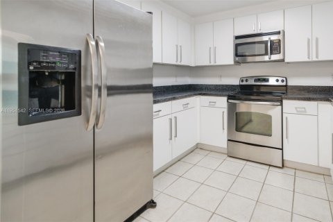 Condo in Miami, Florida, 2 bedrooms  № 2054286 - photo 19