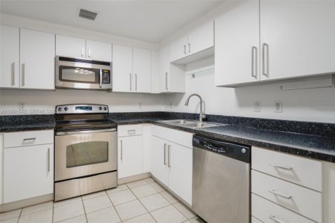 Condo in Miami, Florida, 2 bedrooms  № 2054286 - photo 21