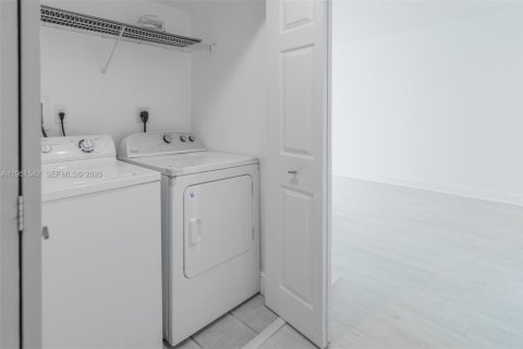 Condo in Miami, Florida, 2 bedrooms  № 2054286 - photo 22