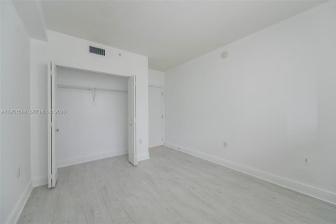 Condo in Miami, Florida, 2 bedrooms  № 2054286 - photo 17