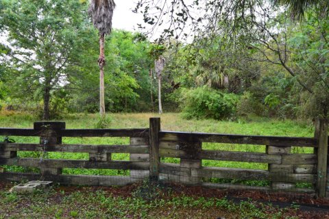 House in Fort Pierce, Florida 3 bedrooms, 157.75 sq.m. № 998554 - photo 1