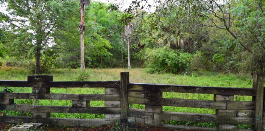 House in Fort Pierce, Florida 3 bedrooms, 157.75 sq.m. № 998554