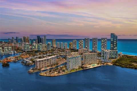 Condominio en Sunny Isles Beach, Florida, 1 dormitorio  № 1999318