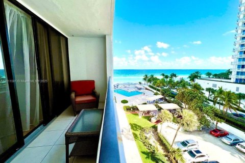Condo in Hollywood, Florida, 1 bedroom  № 1874340 - photo 10