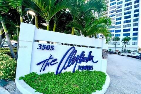 Condo in Hollywood, Florida, 1 bedroom  № 1874340 - photo 1