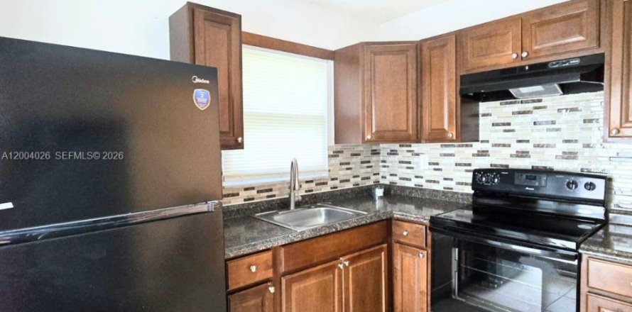 House in Dania Beach, Florida 2 bedrooms, 205.78 sq.m. № 2068395