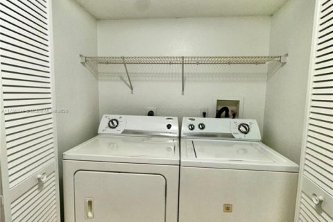Condo in West Palm Beach, Florida, 2 bedrooms  № 1698254 - photo 10