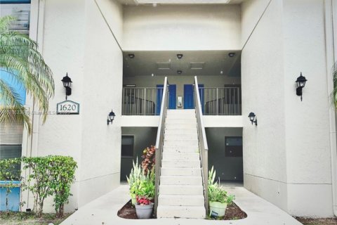 Condo in West Palm Beach, Florida, 2 bedrooms  № 1698254 - photo 1