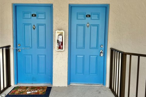 Condo in West Palm Beach, Florida, 2 bedrooms  № 1698254 - photo 2