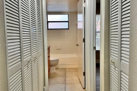 Condo in West Palm Beach, Florida, 2 bedrooms  № 1698254 - photo 9