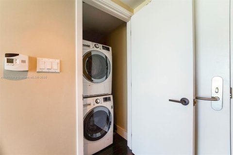 Condo in Miami Beach, Florida, 1 bedroom № 2079318 - photo 12