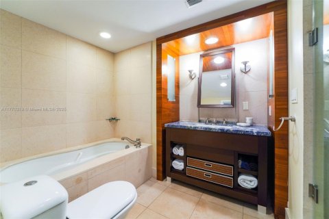 Condo in Miami Beach, Florida, 1 bedroom № 2079318 - photo 6